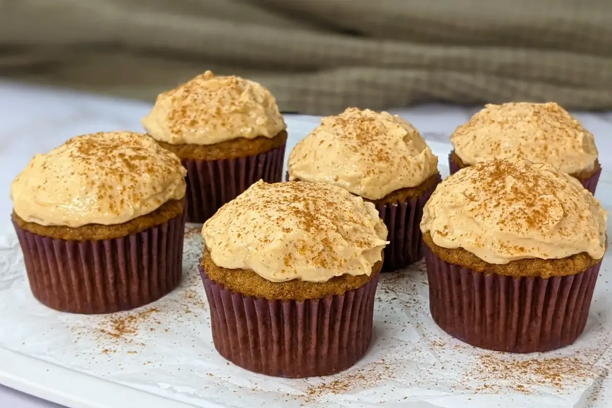 Pumpkin Cupcakes with Pumpkin Greek Yogurt Frosting - fall cupcakes with a healthy forsting made with Greek yogurt and pumpkin puree.